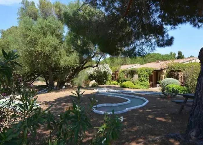 Mini 72, Avec Piscine. Casa de Férias *