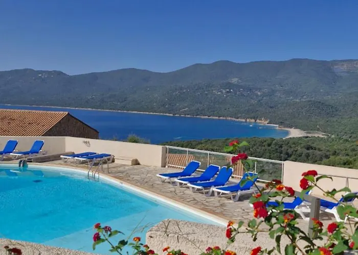 Mini 72, Avec Piscine. Vakantiehuis *